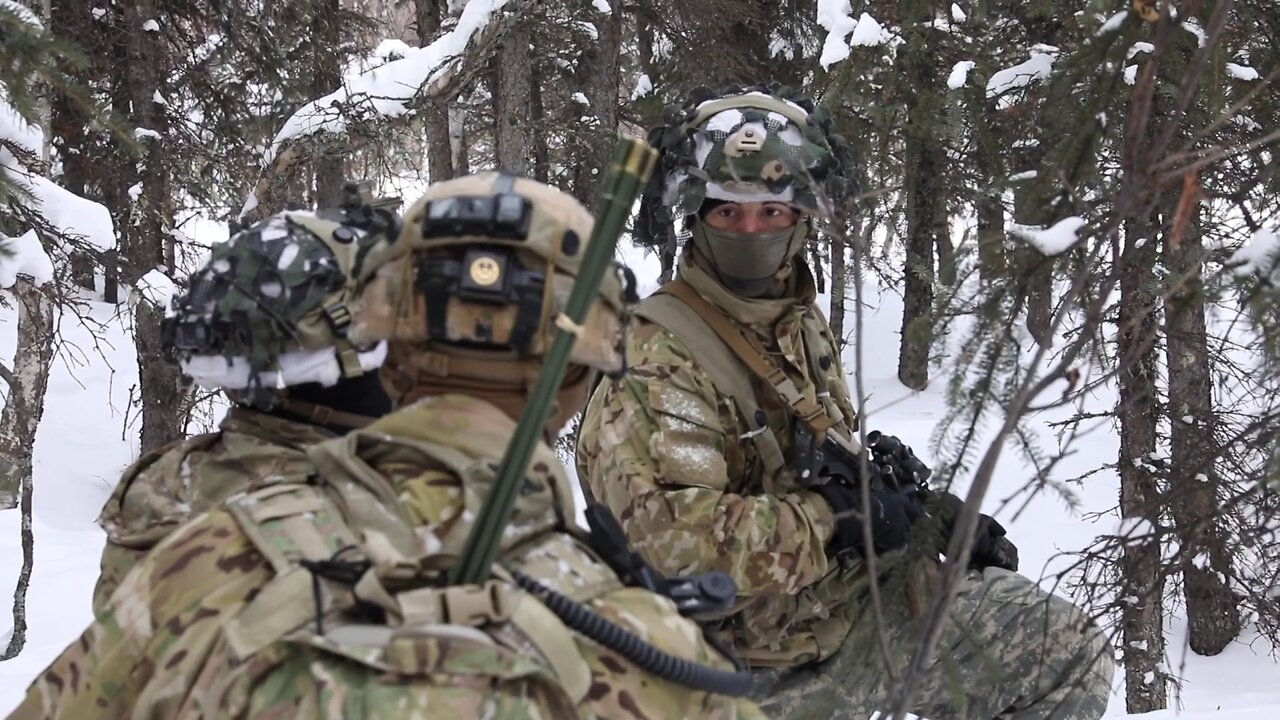 Spartan Paratroopers Conduct a Reconnaissance Surveillance Patrol