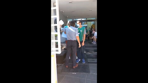 Tratando de informar a los padres sobre el experimento genético.