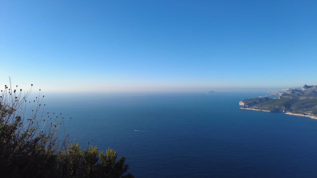 sea with its charm