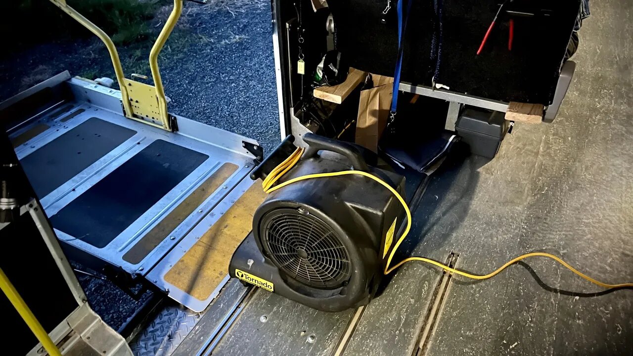 VLOG 619: surviving hot weather! (in the bus)