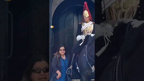 Don't lean on his boot #horseguardsparade