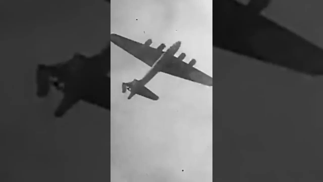 (1943.) Um B-17 "Flying Fortress" avariado deixando a formação, desaparecendo. #war #guerra #ww2