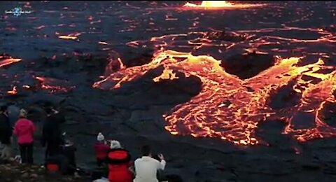 THEY ARE SO CLOSE TO AN ACTUAL VOLCANO ERUPTION! YOU DON'T GET TO SEE LAVA THIS CLOSE EVERYDAY! 2021