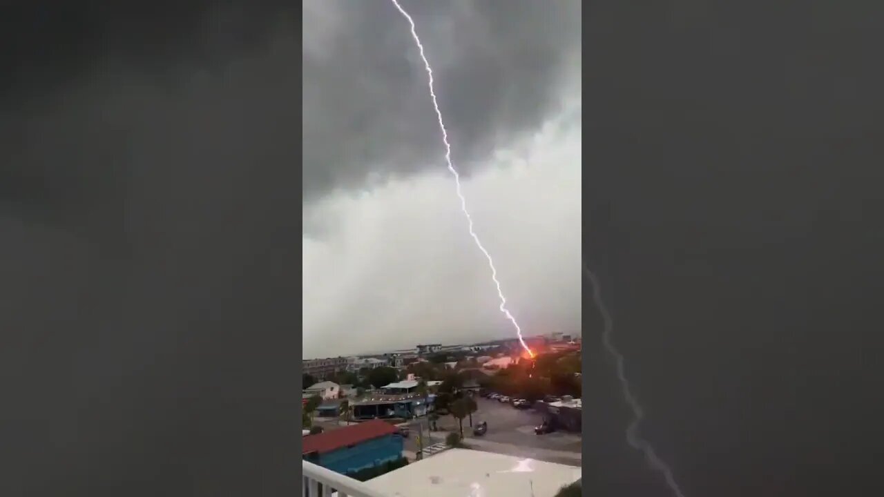 What the heck?!?! Thatโs some lightning bolt!! #hurricaneian ๐ | #hurricane ๐ | #ian