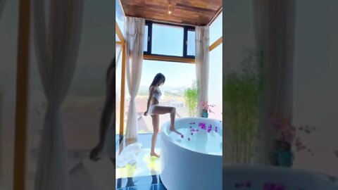 Super Sexy Chinese Girl Gets Into Bath