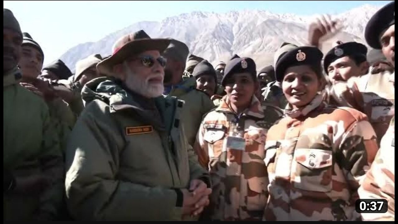 Pm Modi offers sweet to the Indian army!! Bharat mata ki Jay chants Reverberate Kargil