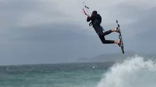 Kitesurfer realiza salto impressionante em tempestade