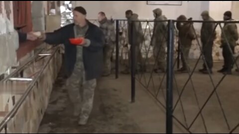 Russian military good treatment of Ukrainian prisoners while feeding