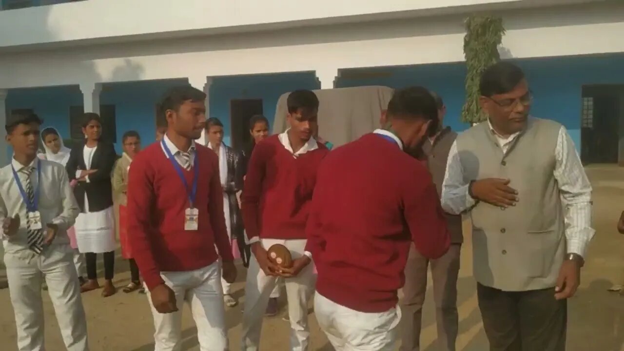 Football Team Prize Distribution (फुटबाल टीम का पुरस्कार वितरण)