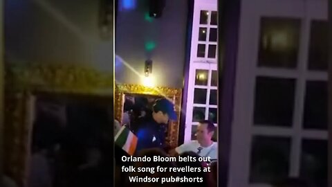 Orlando Bloom belts out folk song for revellers at Windsor pub #shorts