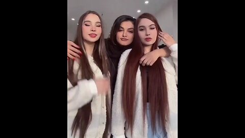 The middle is their mother😐😑
