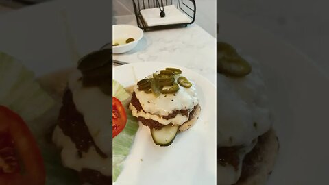 Jalapeño Pepper Jack Smash Burger ￼