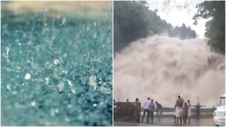 Inondazioni originano un'enorme cascata in una strada in India