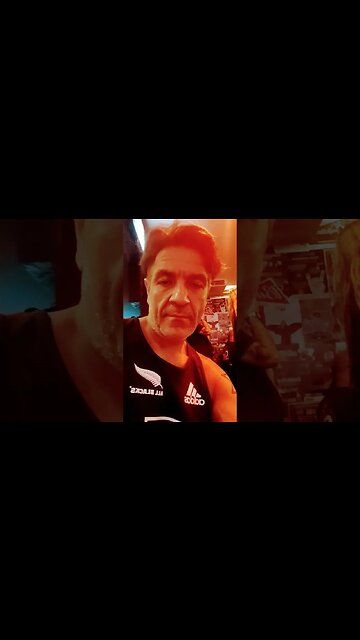 não consigo parar de filmar nesse pico que parece filtro vermelho @studiorockcafe