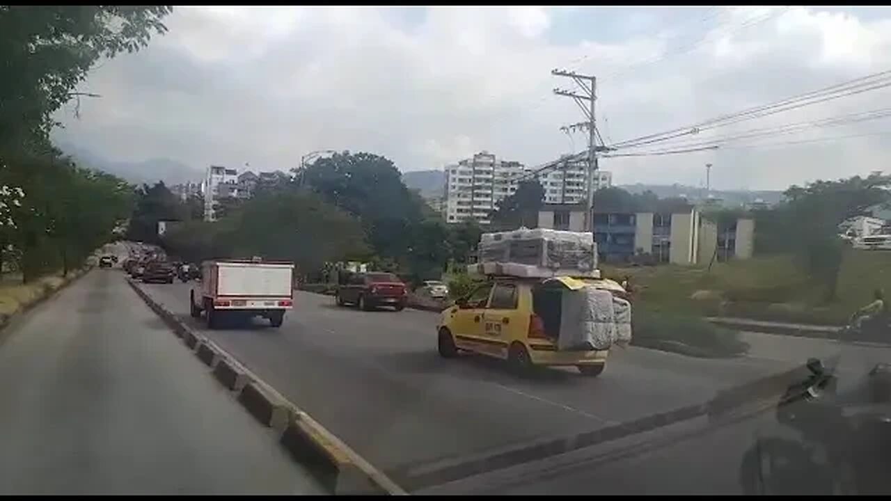 Dos imprudencias en el mismo video, ocurrió en la autopista