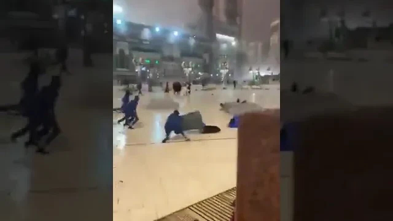 SOMETHING BIBLICAL IS GOING ON A storm hits the Grand Mosque in Mecca, accompanied by strong winds