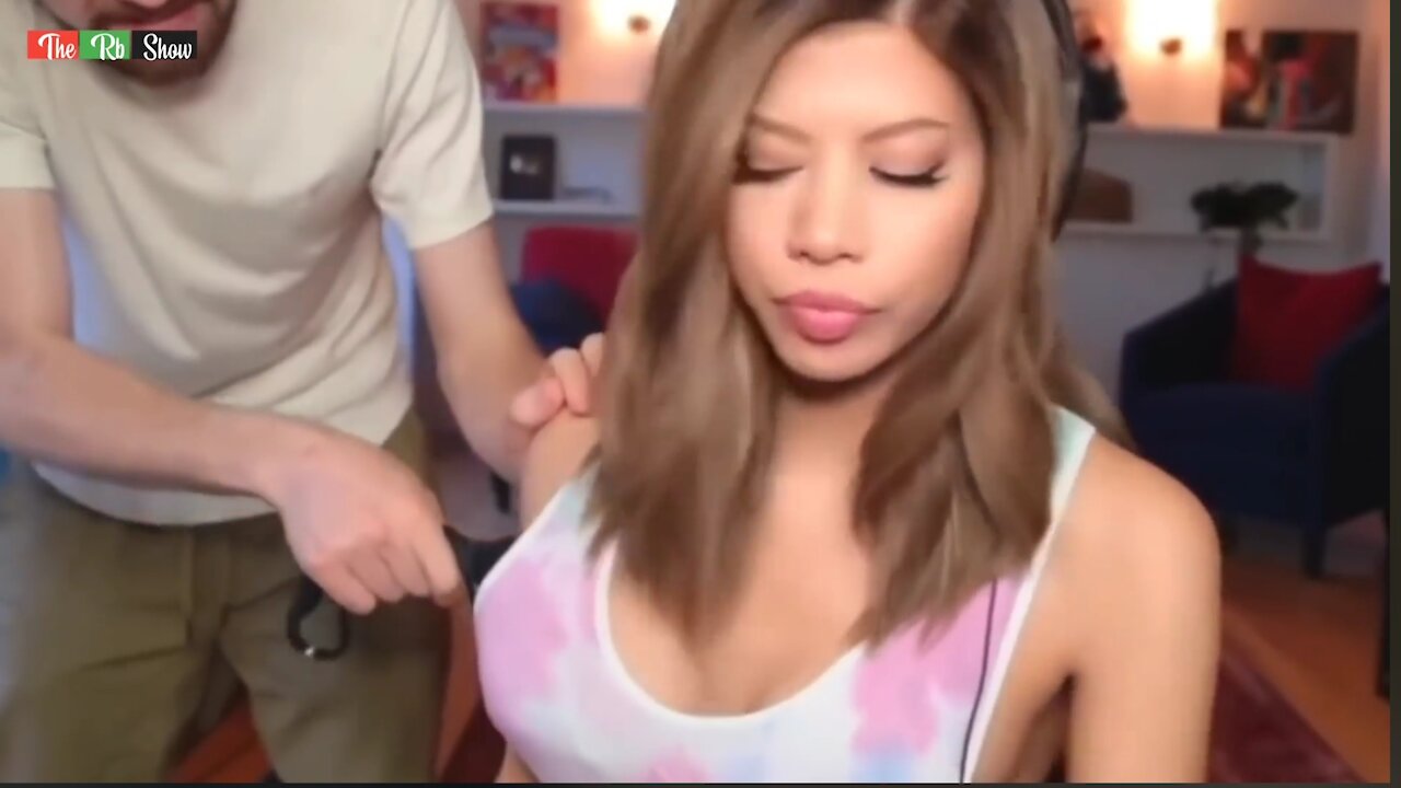 A girl is peel off her bra open camera.