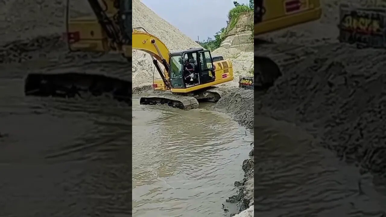 Excavator on sand mining..Lihat om kerja #shorts