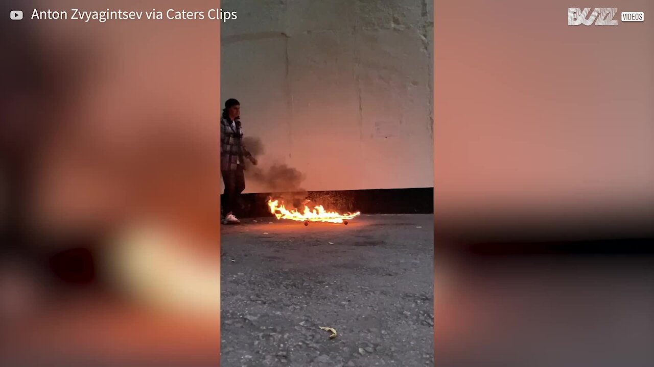 Skater faz manobra incrível com skate em chamas 1