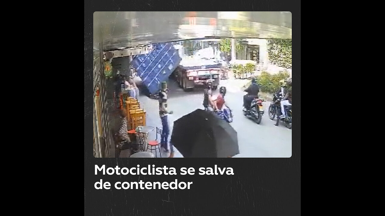 Milagroso escape: motociclista se salva de contenedor de carga