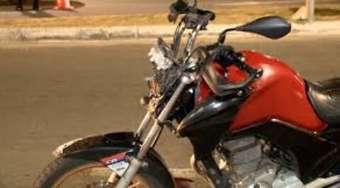 motociclista perde o controle e bate em carro/ Motorcyclist hits parked car on the street