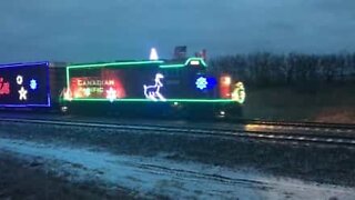 Ce train est animé par l'esprit de Noël!