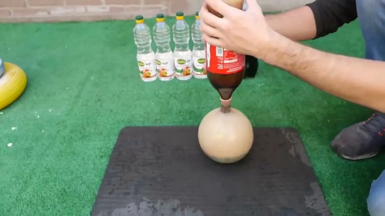 Experiment Giant Coca Cola Balloon VS Mentos-9