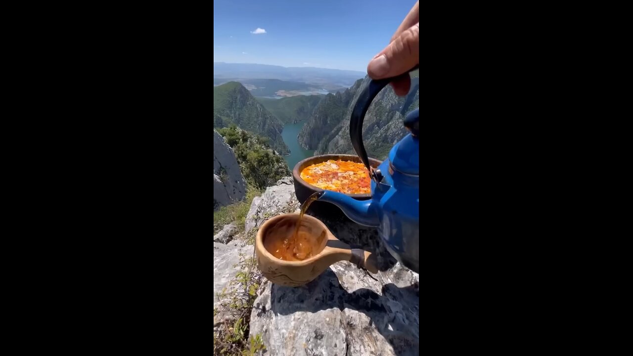 Keremit Pan Menemen in Jirve - Cooking Menemen in the tile pan above