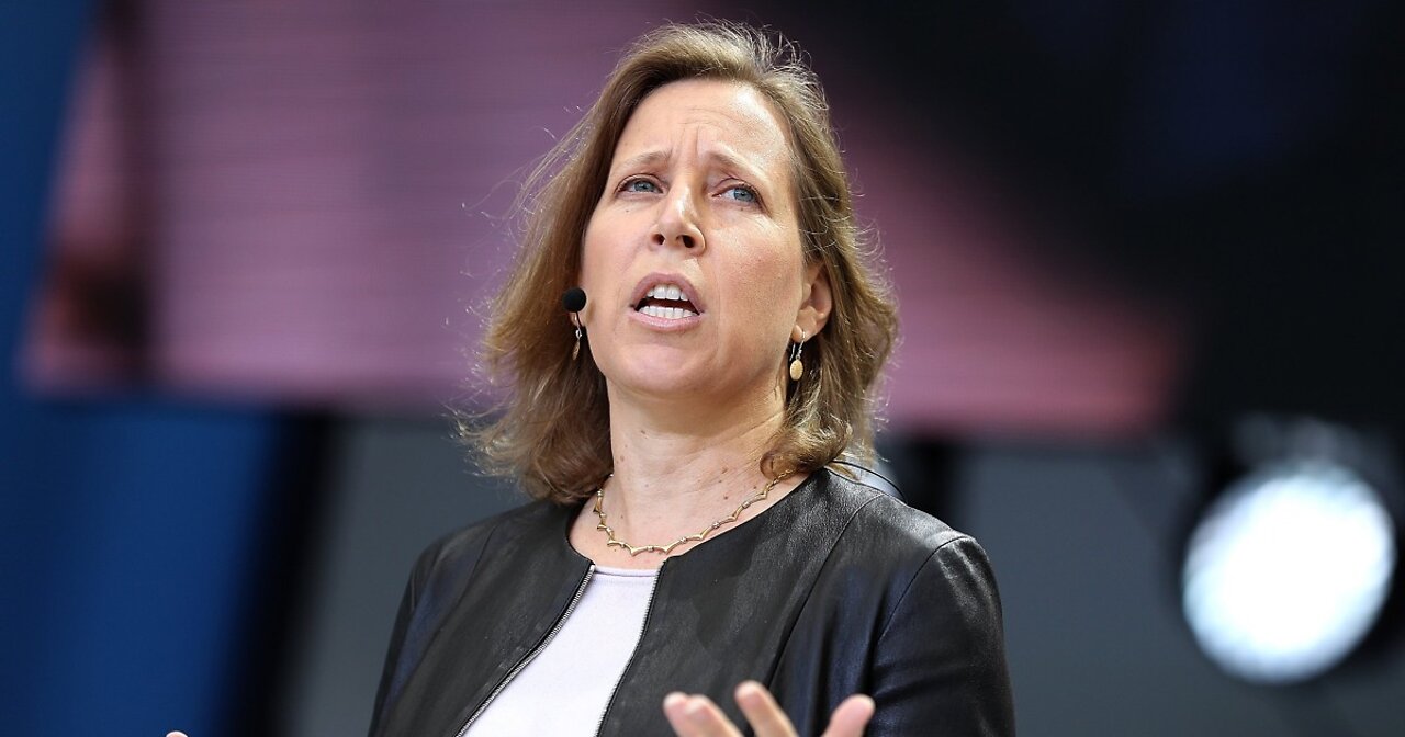 CEO de YouTube sugirió a los gobiernos aprobar leyes para "controlar” lo que se dice en Internet