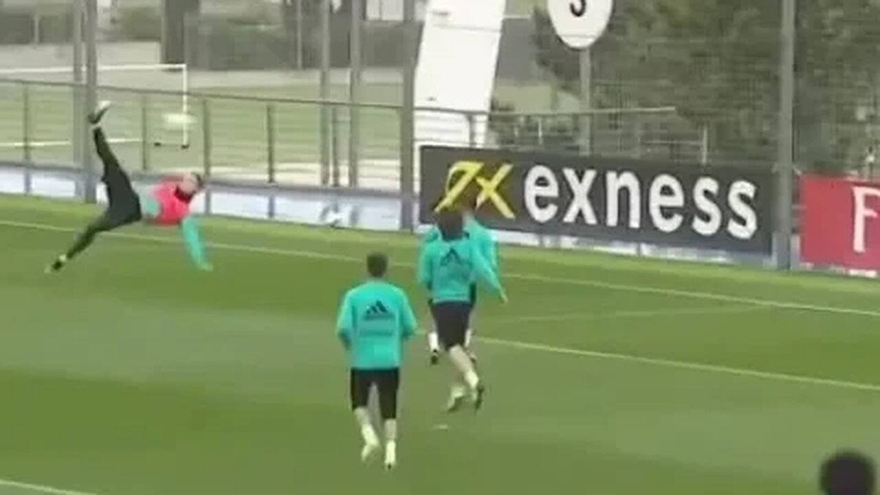 De novo?? CR7 faz GOLAÇO de BICICLETA no TREINO!