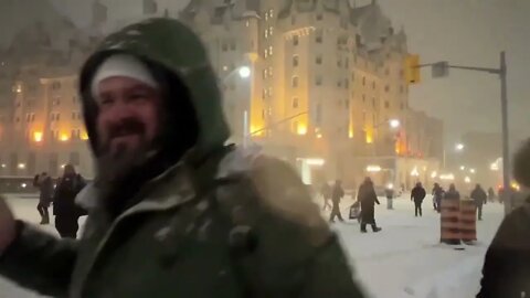RCMP Begin Moving In on Protestors in Ottawa - Parliament Hill