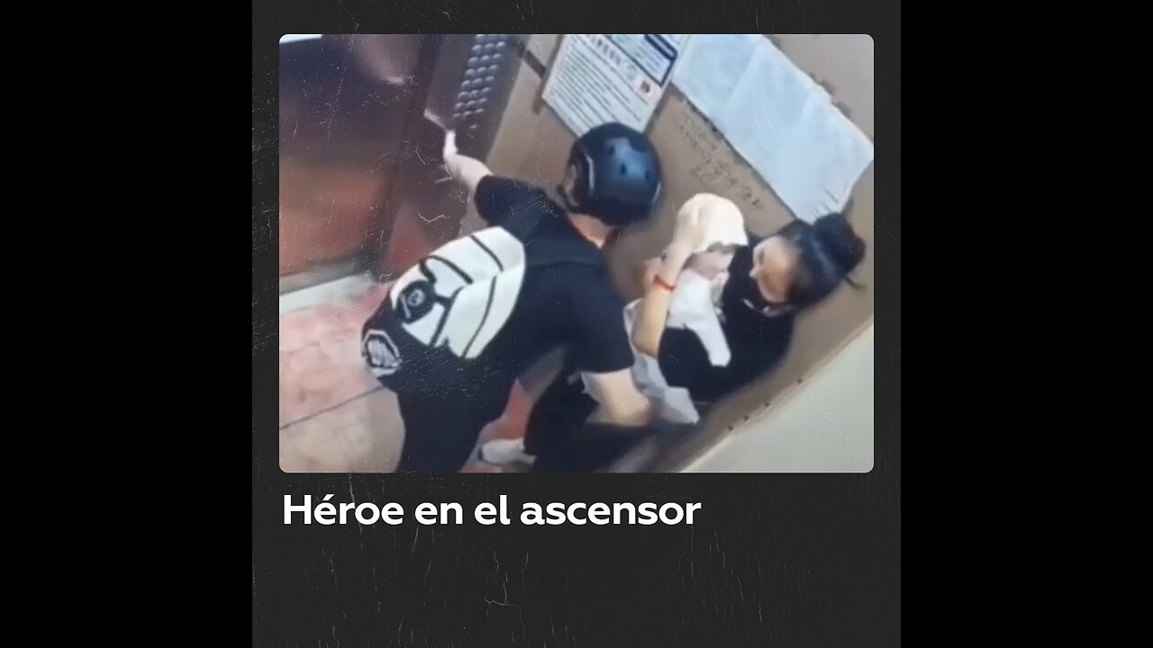 Repartidor protege a una mujer y su bebé durante una avería de ascensor