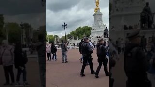 armed police Buckingham place #horseguardsparade