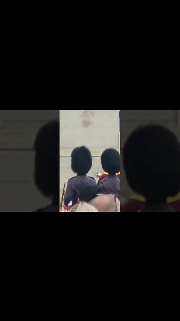 Kings guard musical band march at the Cenotaph #lestweforget