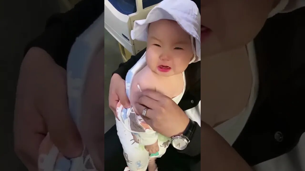 Tội nghiệp em bé đi tiêm 🥰