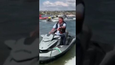 BOLSONARO FLAGRADO DE JET SKI #shorts #bolsonaro #caminhoneiros #jetski #férias