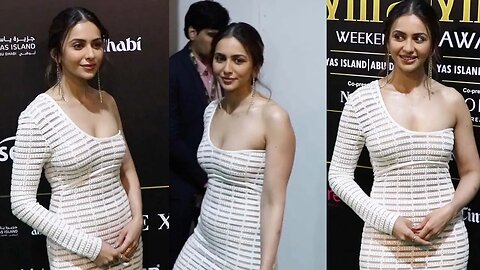 Rakul Preet Singh Looks absolutely gorgeous as she arrived on Greencarpet of IIFA Awards 🥰💖📸