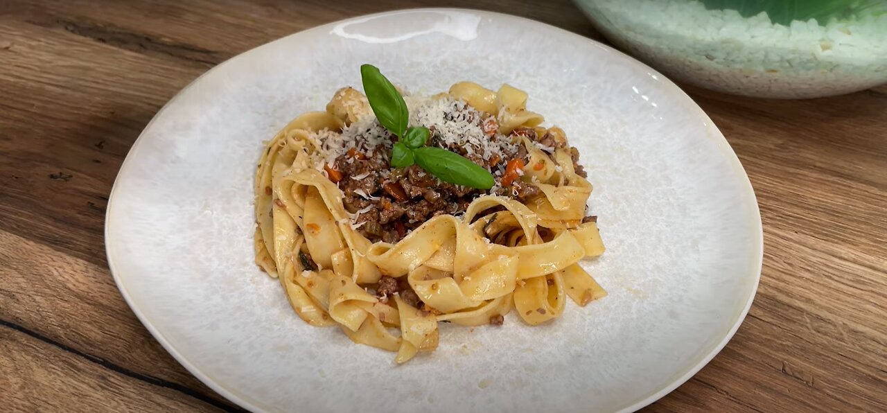 Everyone loves this pasta! The famous pasta bolognese recipe! Yummy!