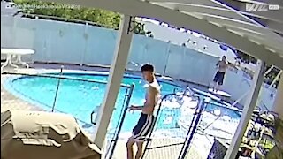 Prancha de piscina parte a meio do salto!