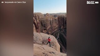 Cet homme commente son propre base jump!