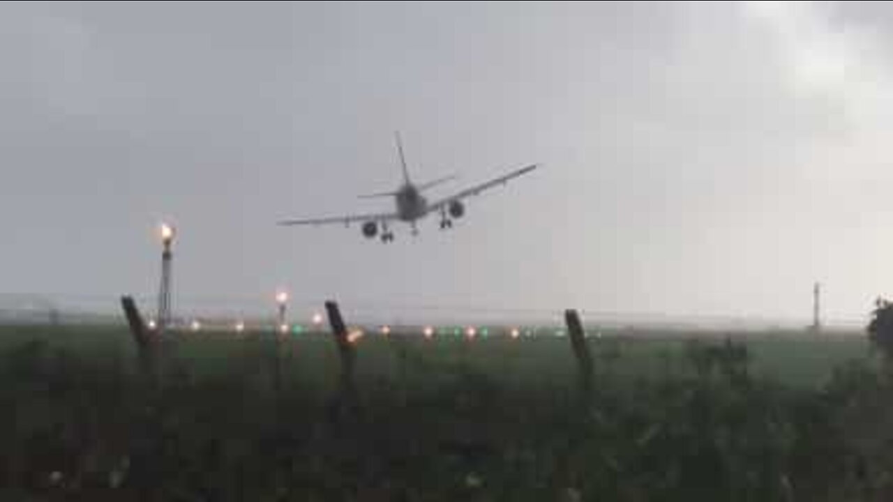 L'ouragan Ophélia provoque un atterrissage terrifiant à Dublin