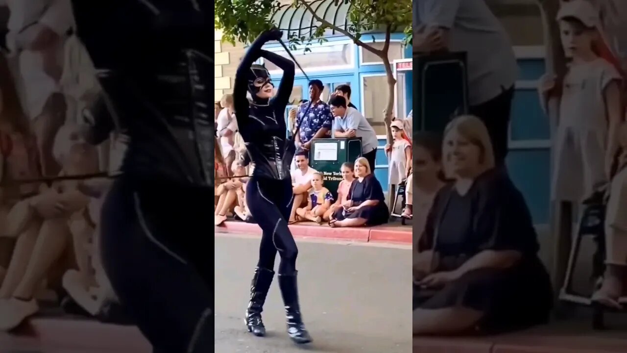 CATWOMAN COSPLAY