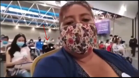 Mujer se desmaya, tiene convulsiones en el piso luego de ponerse la vacuna.