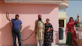 Rencontrez l'homme à la plus longue moustache du monde