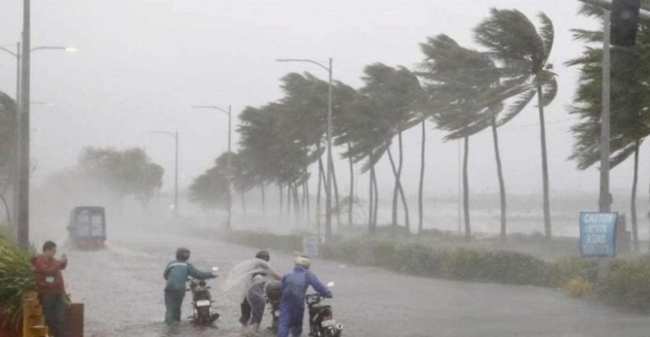 Cyclone lashes India, Bangladesh after 1.1M evacuated