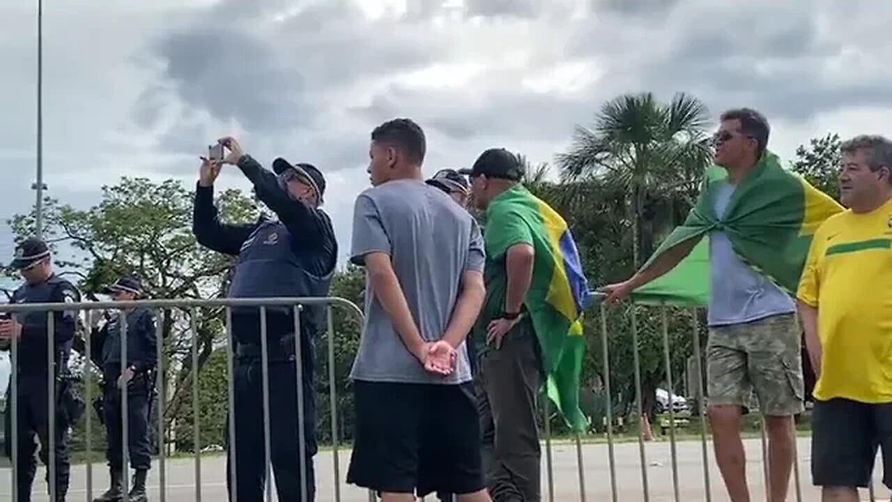 Policiais tirando fotos enquanto invadem Brasília