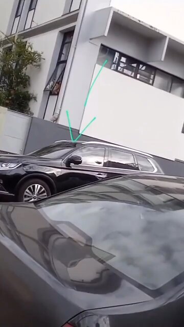 Janja sai pelos fundos em hotel mas manifestantes reconhecem e gritam: "bruxa"