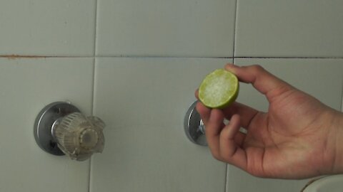 How to Clean the Bathroom Tiles with Lemon