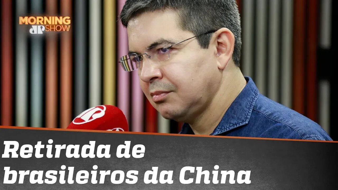 Randolfe Rodrigues sobre retirada de brasileiros da China: 'Antes tarde do que nunca'