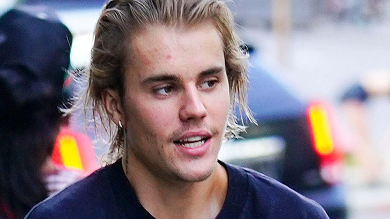 Justin Bieber EXPOSES Himself With MAJOR Wardrobe Malfunction!